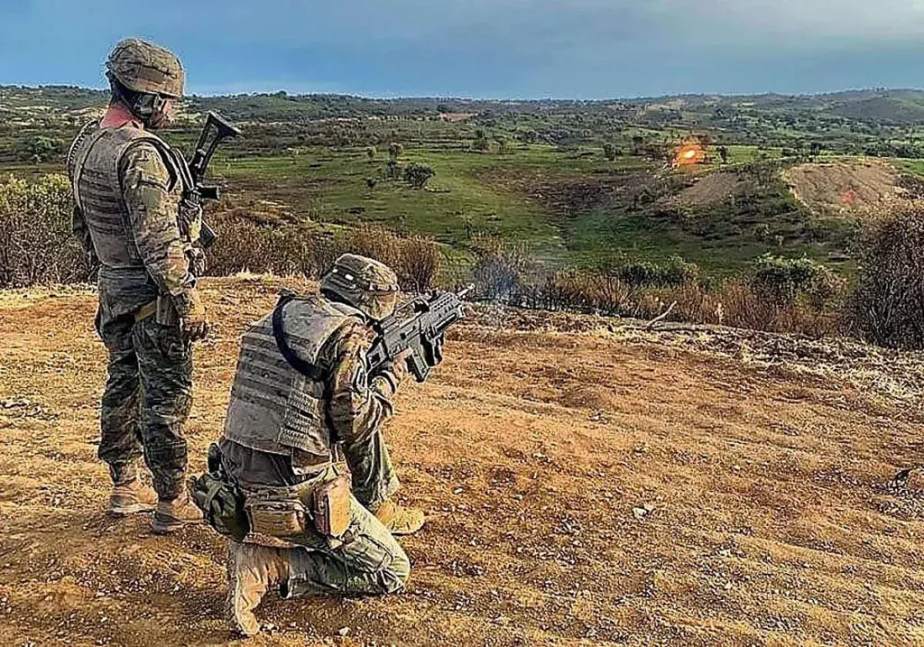 Dos militares se adiestran durante unos ejercicios en el recinto de la base de Cerro Muriano (Córdoba).