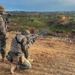 Dos militares se adiestran durante unos ejercicios en el recinto de la base de Cerro Muriano (Córdoba).