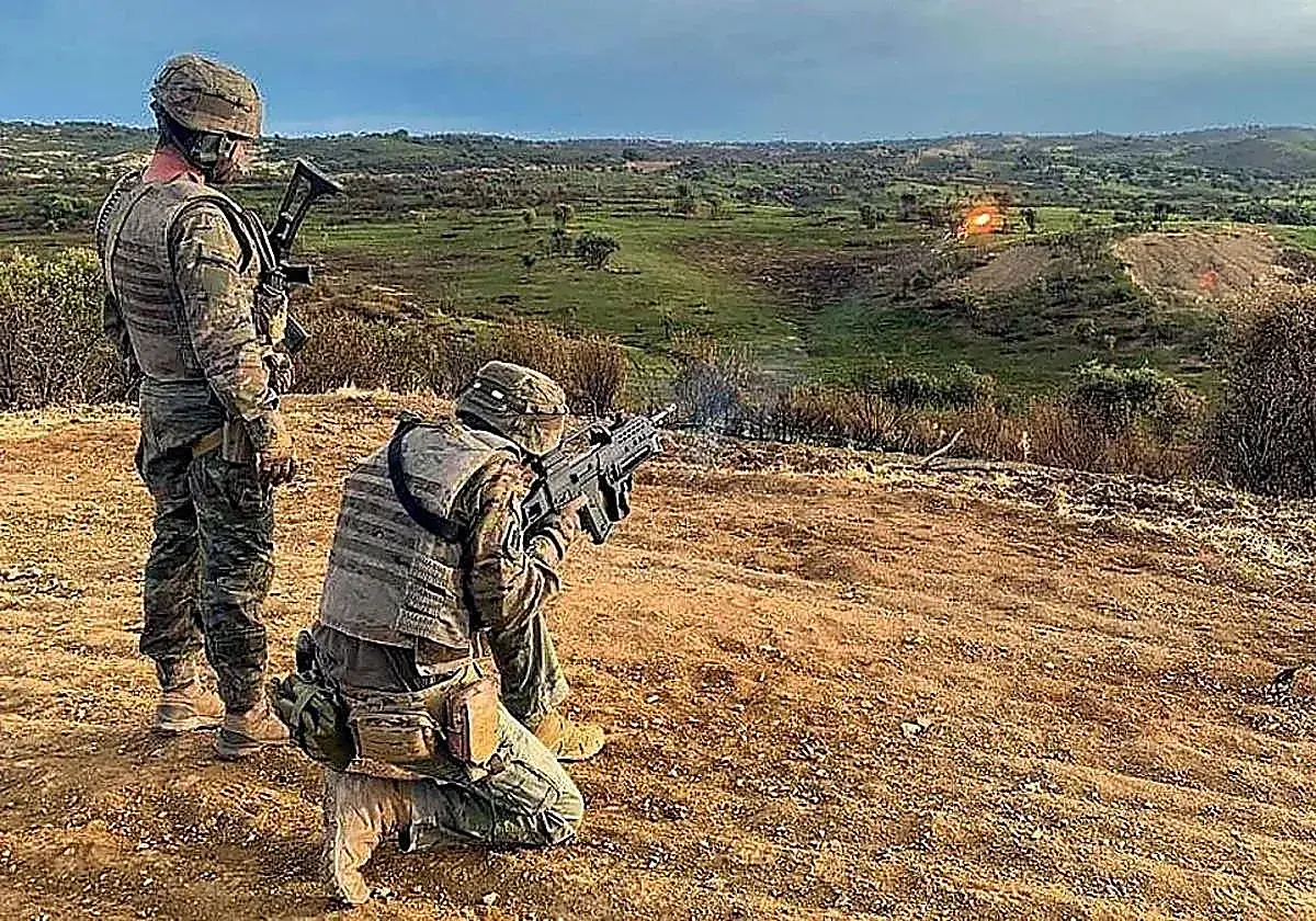 Dos militares se adiestran durante unos ejercicios en el recinto de la base de Cerro Muriano (Córdoba).