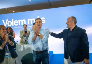 Feijóo, junto al líder del PP en Cataluña, Alejandro Fernández.