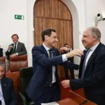 Juanma Moreno saluda a Elías Bendodo, que asistió a la sesión de investidura.