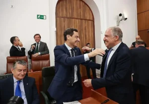 Juanma Moreno saluda a Elías Bendodo, que asistió a la sesión de investidura.