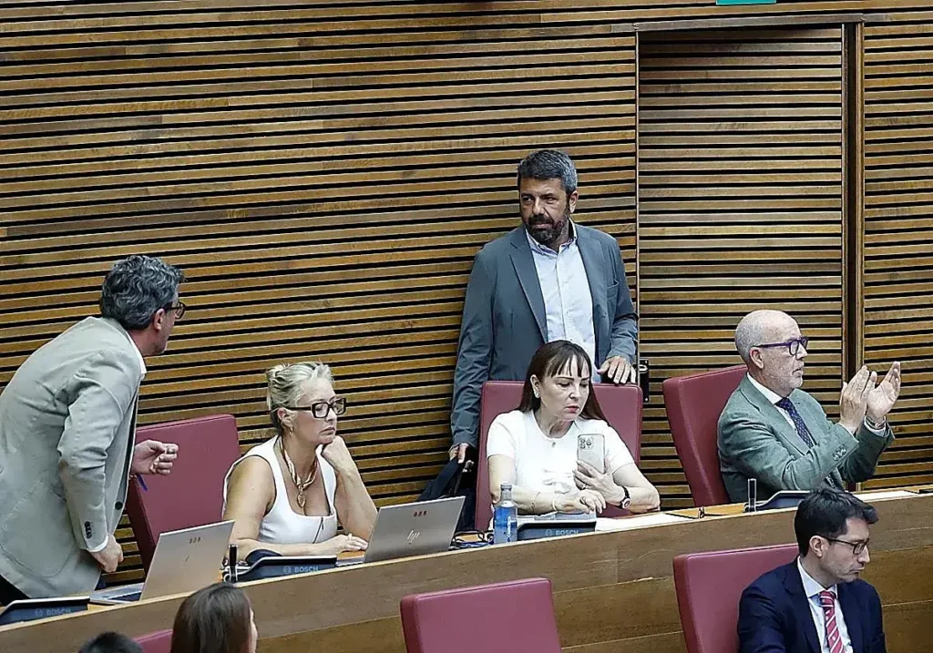 Mazón se dirige a su escaño en Les Corts.