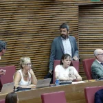 Mazón se dirige a su escaño en Les Corts.