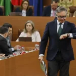 Manuel Gavira se dirige a su escaño tras intervenir en el pleno.