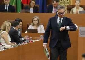 Manuel Gavira se dirige a su escaño tras intervenir en el pleno.