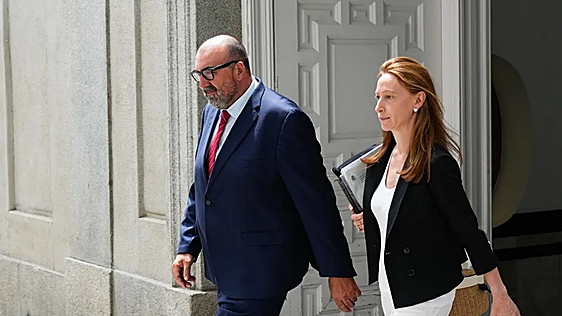 Cristina de la Hoz con Koldo García. (Efe)