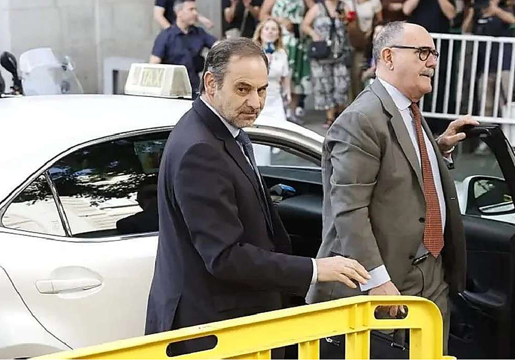 José Luis Ábalos y José Aníbal Álvarez, cuando todavía era su letrado. (Efe)