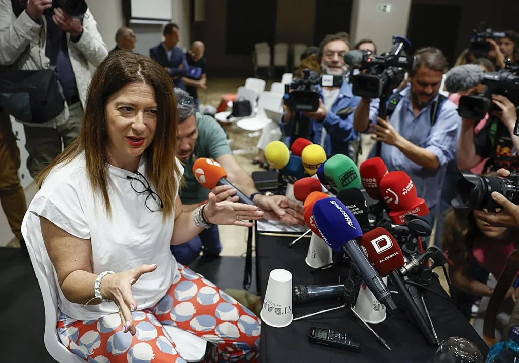 Leire Díez durante una rueda de prensa para aclarar su condición laboral con el PSOE. (EFE)