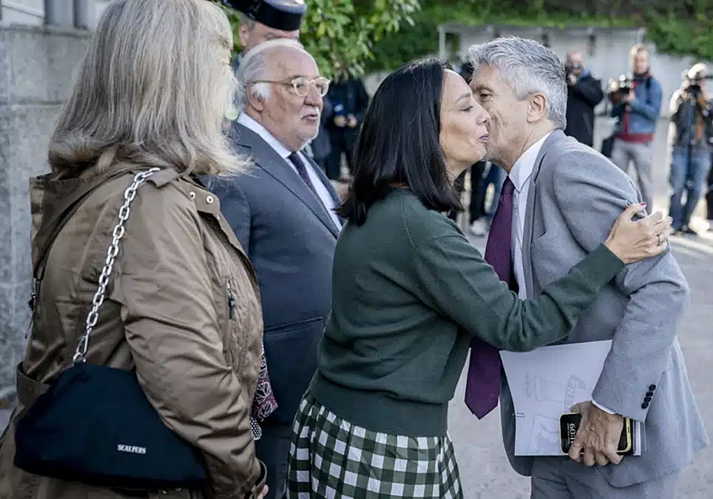 Mercedes González se saluda con Fernando Grande-Marlaska. (Europa Press)/ LA VERDAD