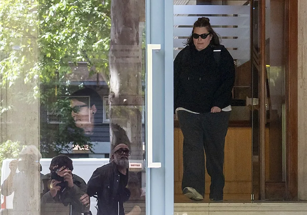 Una de las hijas de Zapatero abandona la sede de su empresa tras el registro de la UDEF. (Fernando Villa/EFE)