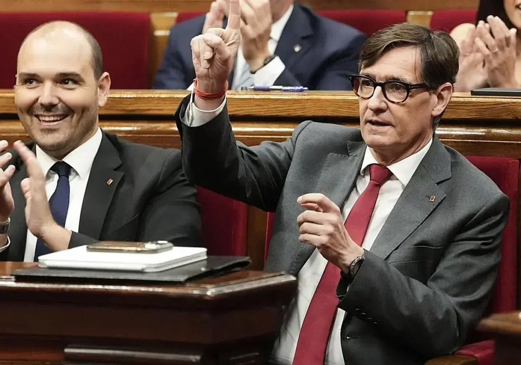 Salvador Illa y Albert Dalmau celebran la aprobación de los presupuestos en el Parlamento de Cataluña