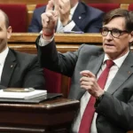 Salvador Illa y Albert Dalmau celebran la aprobación de los presupuestos en el Parlamento de Cataluña