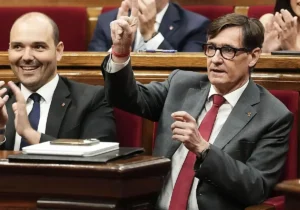 Salvador Illa y Albert Dalmau celebran la aprobación de los presupuestos en el Parlamento de Cataluña