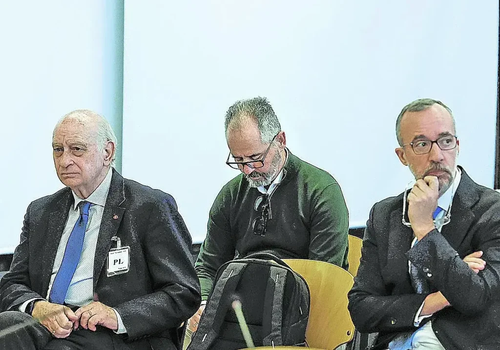 El exministro del Interior Jorge Fernández Díaz y su número dos, Francisco Martínez, en el primer día del juicio del 'caso Kitchen'.