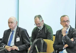 El exministro del Interior Jorge Fernández Díaz y su número dos, Francisco Martínez, en el primer día del juicio del 'caso Kitchen'.