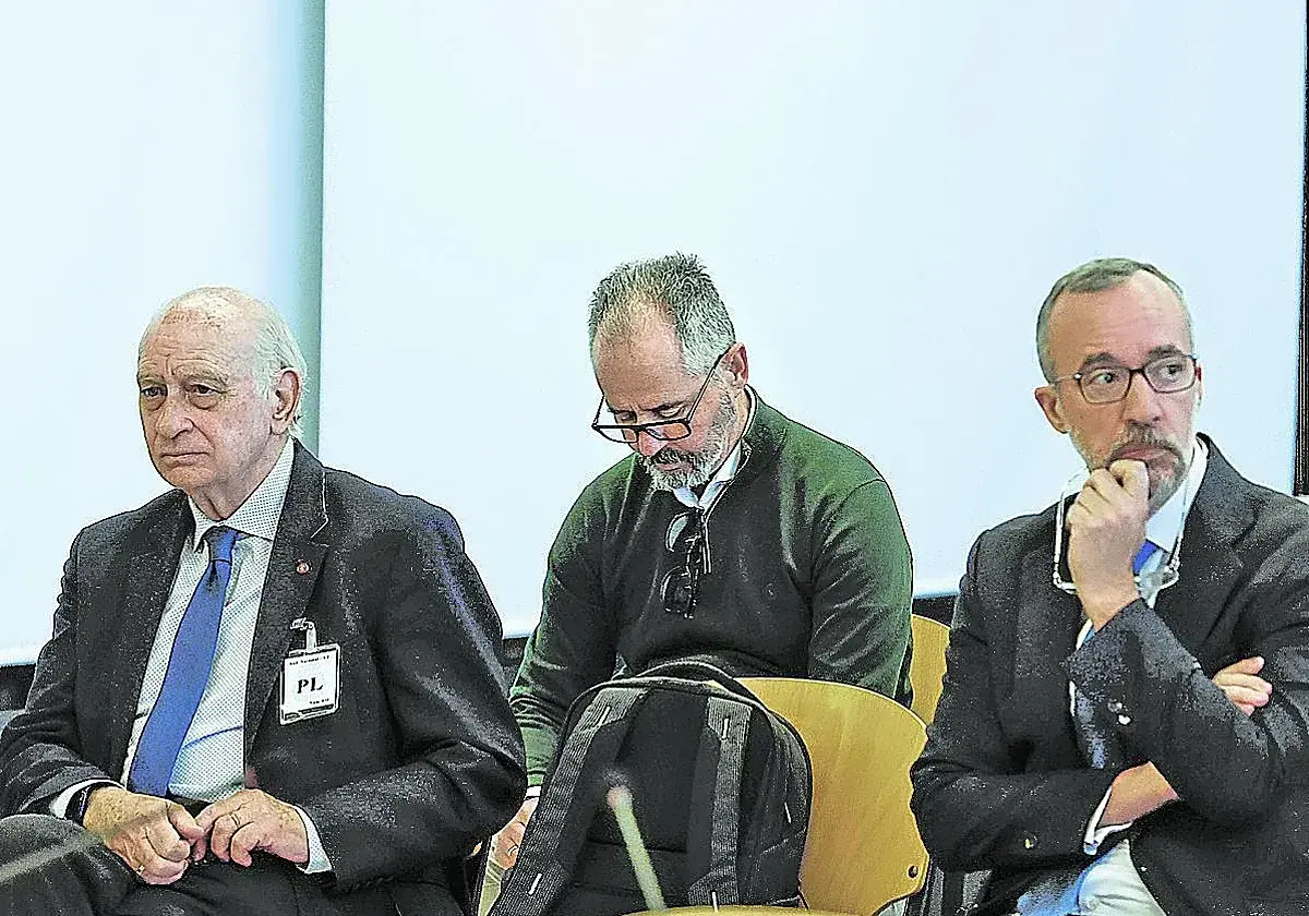 El exministro del Interior Jorge Fernández Díaz y su número dos, Francisco Martínez, en el primer día del juicio del 'caso Kitchen'.