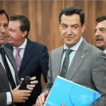 El presidente en funciones de la Junta y candidato del PP a la reelección, Juanma Moreno, tras intervenir en la segunda jornada del debate de investidura.