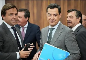 El presidente en funciones de la Junta y candidato del PP a la reelección, Juanma Moreno, tras intervenir en la segunda jornada del debate de investidura.