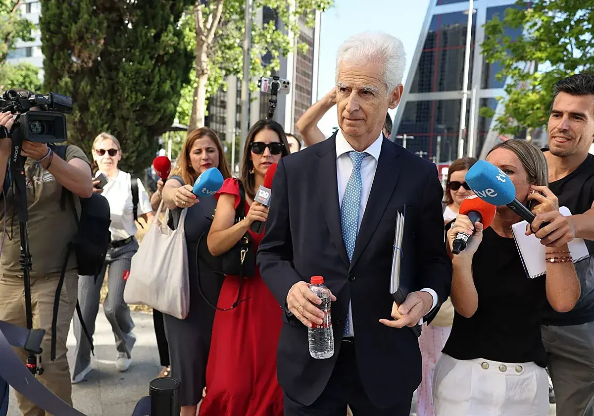 Bartolomé Lora a su llegada a los juzgados este viernes.