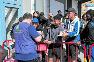 Inmigrantes hacen cola para ser atendidos.