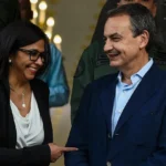 José Luis Rodríguez Zapatero, con la actual presidenta de Venezuela, Delcy Rodríguez. (Afp)