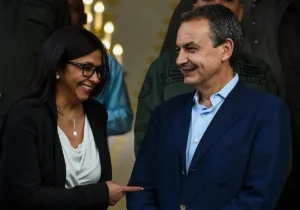 José Luis Rodríguez Zapatero, con la actual presidenta de Venezuela, Delcy Rodríguez. (Afp)