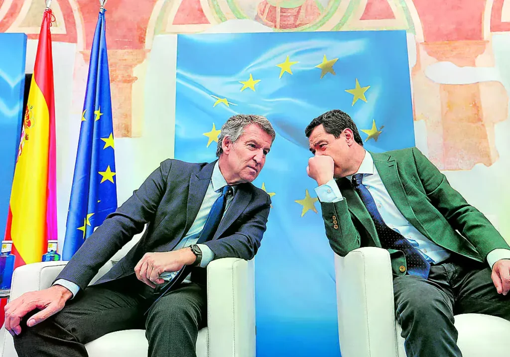 Alberto Núñez Feijoo y el presidente andaluz, Juanma Moreno, en un acto oficial.