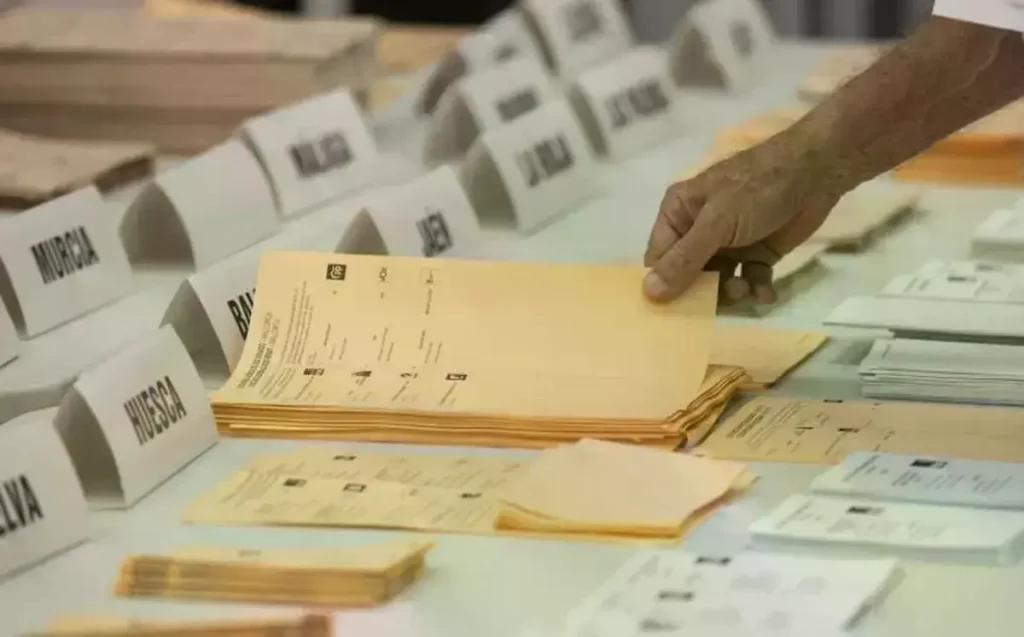Un residente español toma una tarjeta para votar en el Consulado General de España, en las últimas elecciones generales.