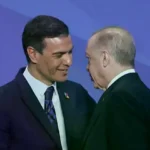Sánchez saluda al presidente turco, Recep Tayyip Erdogan en la cumbre de la OTAN en Madrid. (EFE)