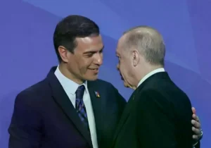 Sánchez saluda al presidente turco, Recep Tayyip Erdogan en la cumbre de la OTAN en Madrid. (EFE)