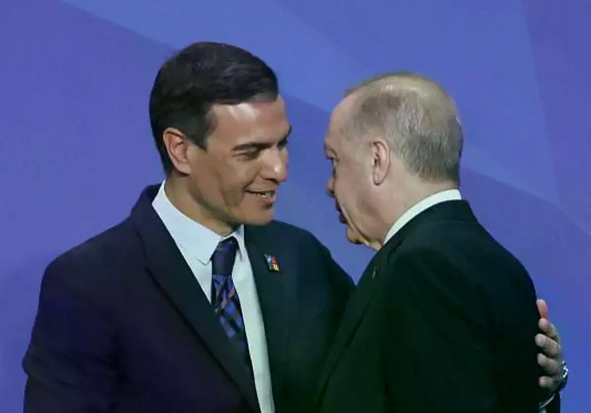 Sánchez saluda al presidente turco, Recep Tayyip Erdogan en la cumbre de la OTAN en Madrid. (EFE)