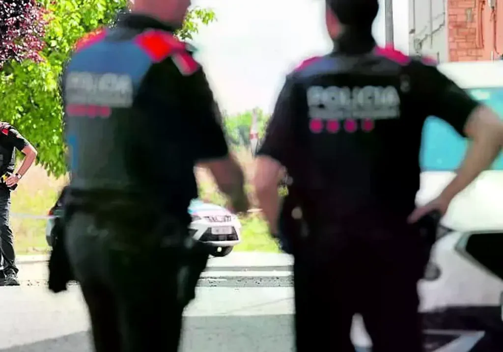 Agentes de los Mossos d'Esquadra de espaldas, imagen de archivo.