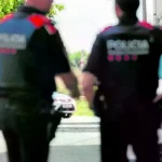 Agentes de los Mossos d'Esquadra de espaldas, imagen de archivo.
