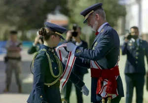 El rey Felipe VI entrega la Gran Cruz al Mérito Aeronáutico a la Princesa Leonor, durante el acto en San Javier.
