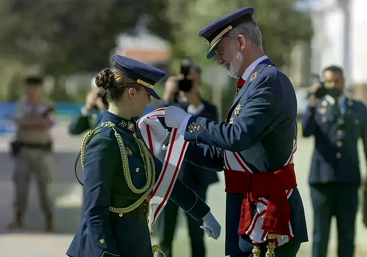 El rey Felipe VI entrega la Gran Cruz al Mérito Aeronáutico a la Princesa Leonor, durante el acto en San Javier.