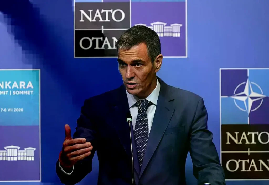 El presidente Pedro Sánchez interviene durante una rueda de prensa en la Cumbre de la OTAN.