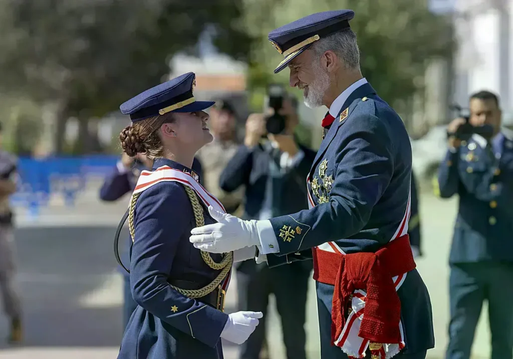 La princesa Leonor recibe de manos del Rey la Gran Cruz al Mérito Aeronáutico.