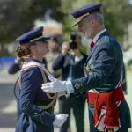 La princesa Leonor recibe de manos del Rey la Gran Cruz al Mérito Aeronáutico.