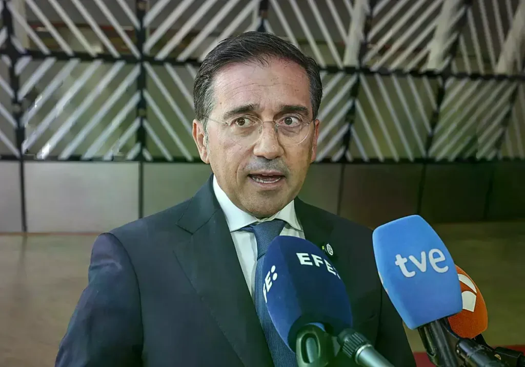 El ministro de Exteriores, Manuel Albares, este lunes en Bruselas.