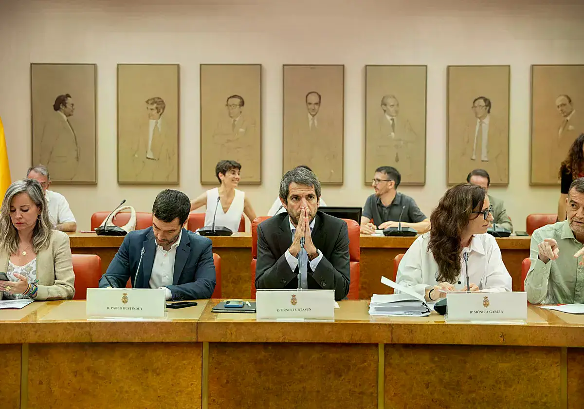 De izquierda a derecha: Verónica Martínez Barbero, Pablo Bustinduy, Ernest Urtasun, Mónica García y Antonio Maíllo.