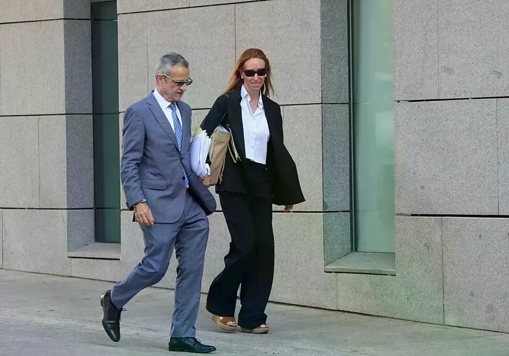 Leticia de la Hoz junto a su abogado, Carlos Bautista.