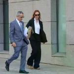 Leticia de la Hoz junto a su abogado, Carlos Bautista.