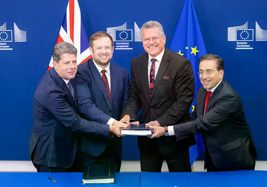 De izquierda a derecha; el ministro principal de Gibraltar, Fabian Picardo; el ministro de Estado inglés para Europa, Stephen Doughty; el comisario de Comercio, Maros Sefcovic; y el ministro de Asuntos Exteriores, José Manuel Albares.