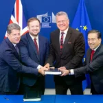 De izquierda a derecha; el ministro principal de Gibraltar, Fabian Picardo; el ministro de Estado inglés para Europa, Stephen Doughty; el comisario de Comercio, Maros Sefcovic; y el ministro de Asuntos Exteriores, José Manuel Albares.
