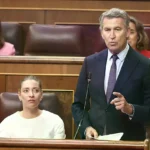 Feijóo y la portavoz del PP en el Congreso, Ester Muñoz, en el último pleno de junio.