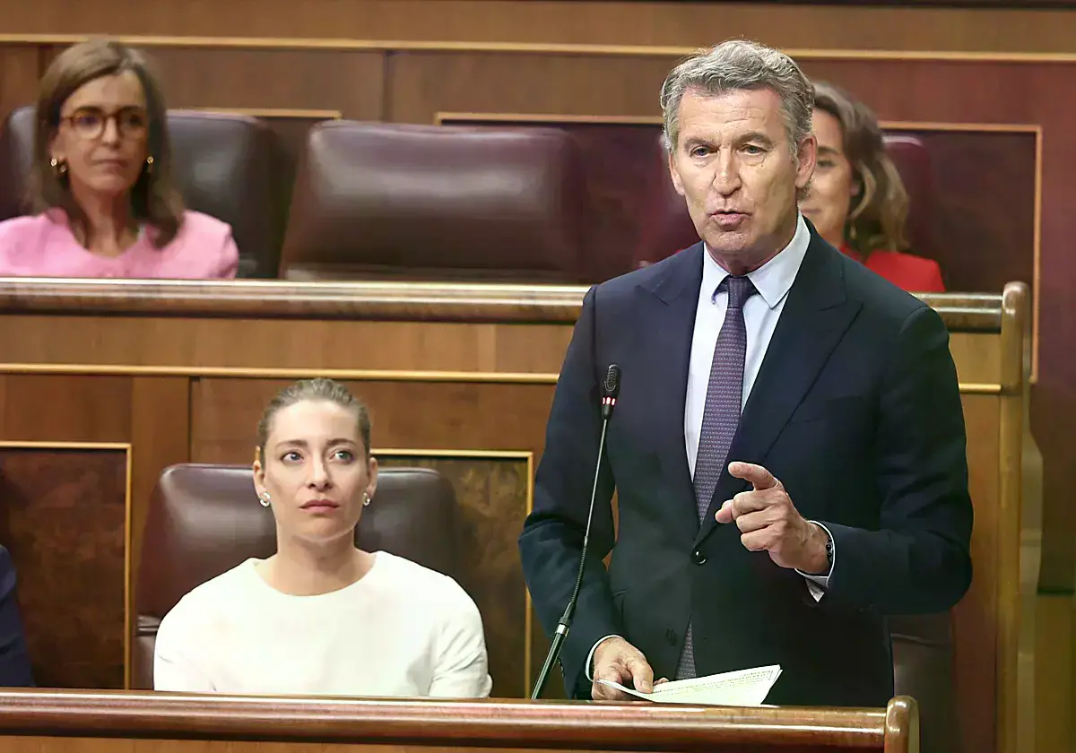 Feijóo y la portavoz del PP en el Congreso, Ester Muñoz, en el último pleno de junio.