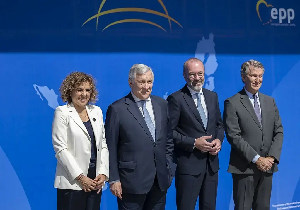 Feijóo junto a Tajani, Weber y Monserrat en la inauguración del Foro Libertas en Madrid.
