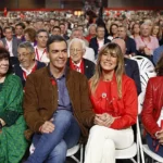 El presidente del Gobierno, Pedro Sánchez y su mujer, Begoña Gómez, en el último congreso del PSOE.