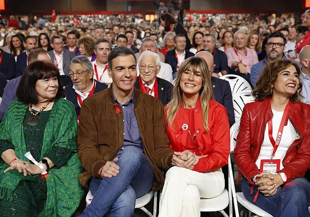 El presidente del Gobierno, Pedro Sánchez y su mujer, Begoña Gómez, en el último congreso del PSOE.